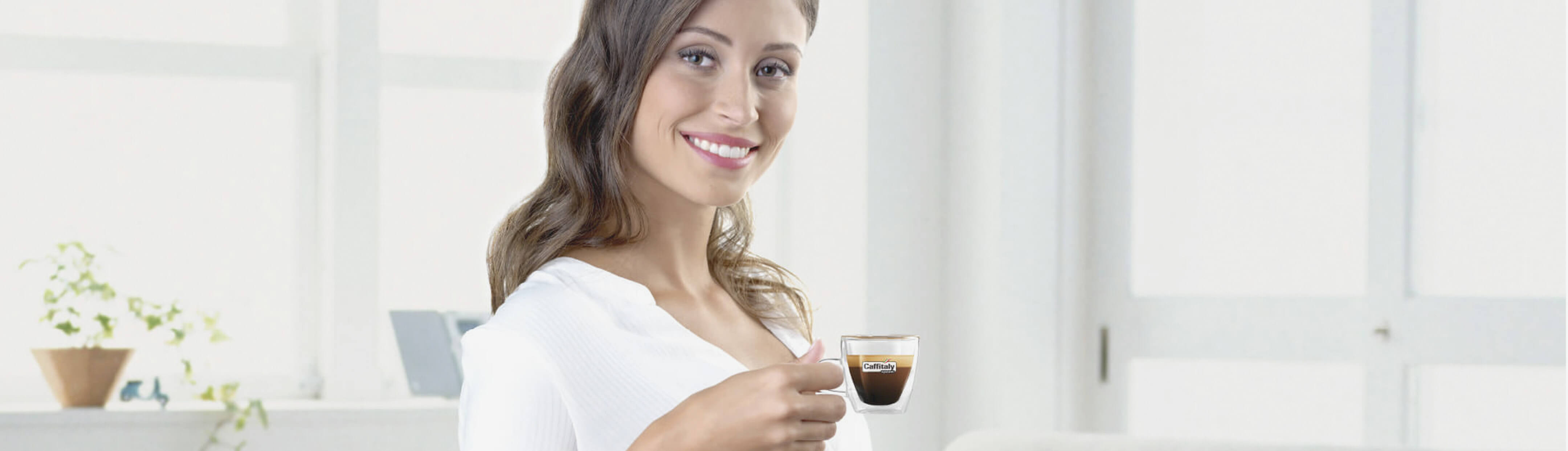 Donna con tazzina di caffè Caffitaly