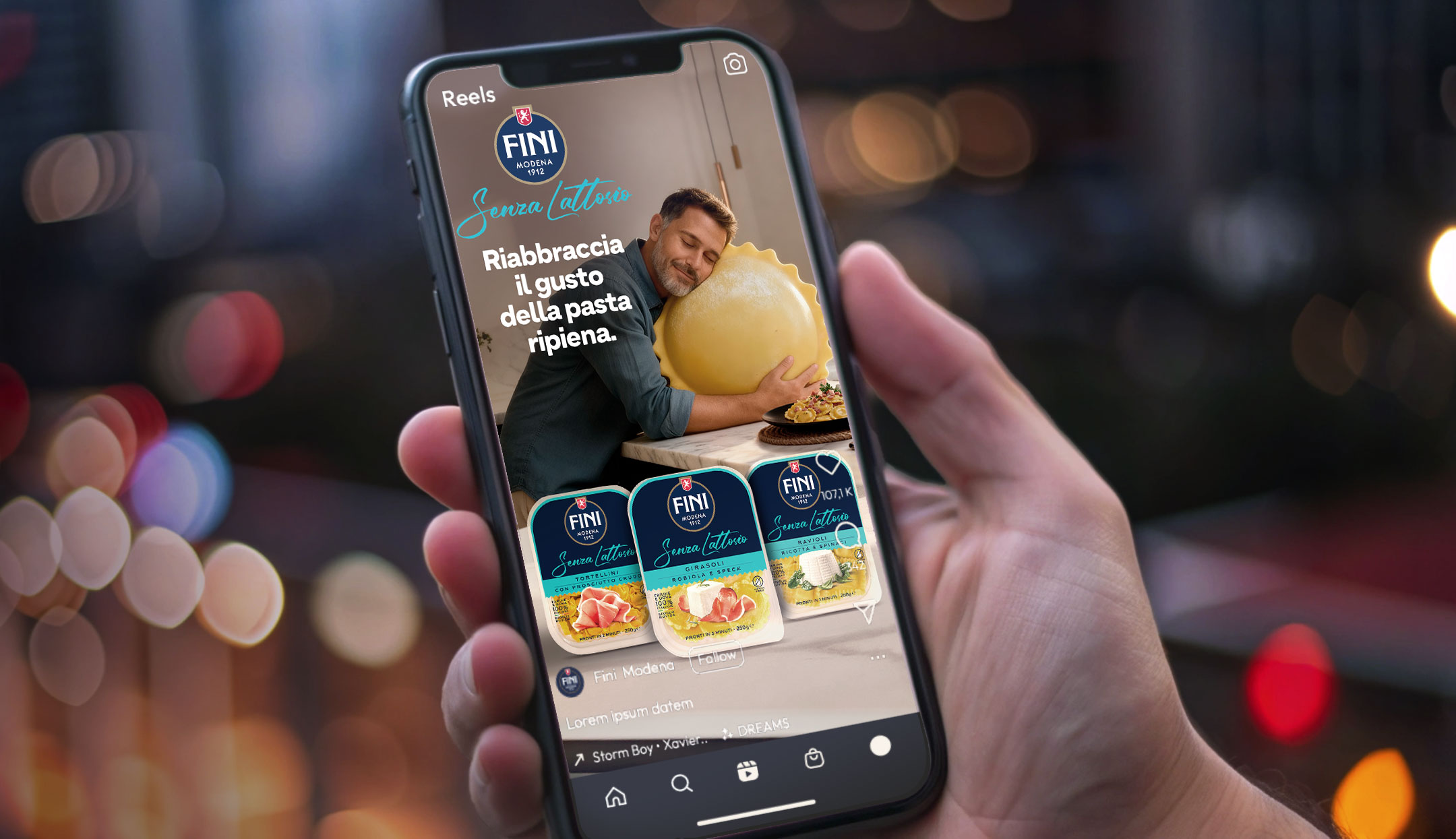 Smartphone con visualizzata campagna social reel di Fini Modena sui prodotti senza lattosio