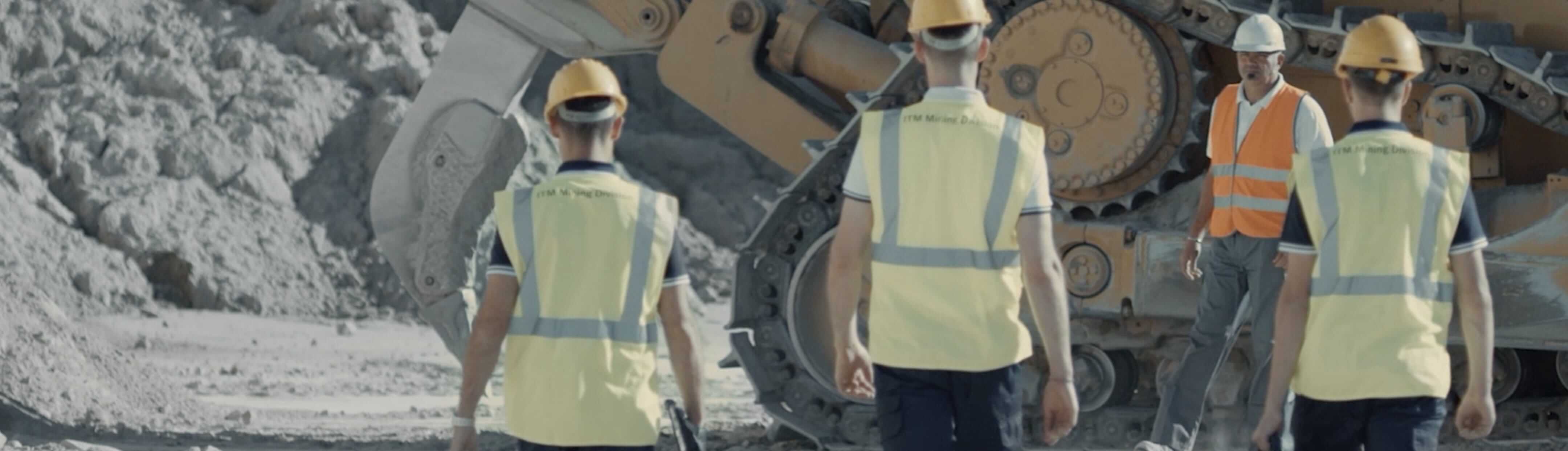 Operai in cava al lavoro