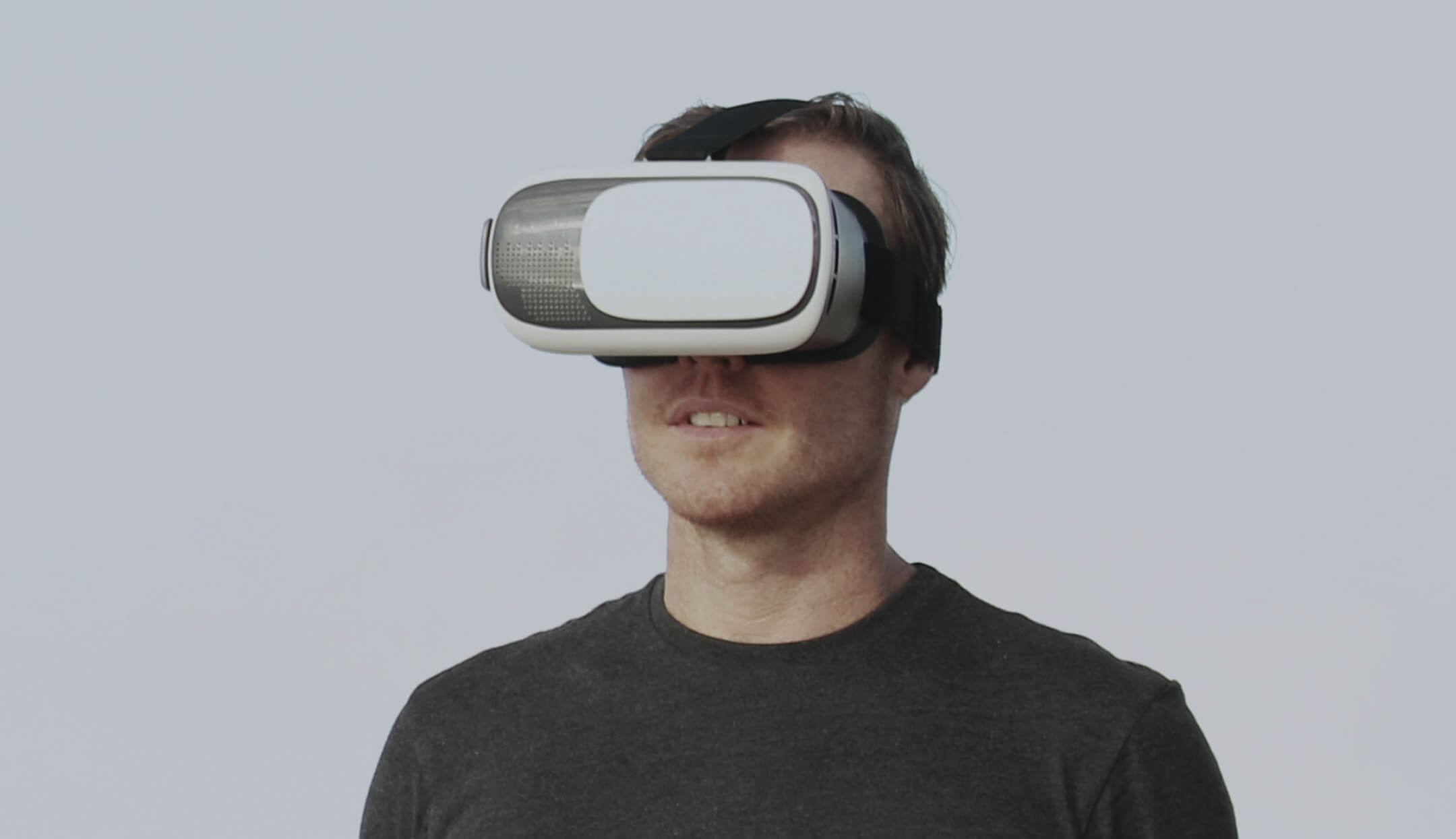 Uomo con visore per la realtà virtuale