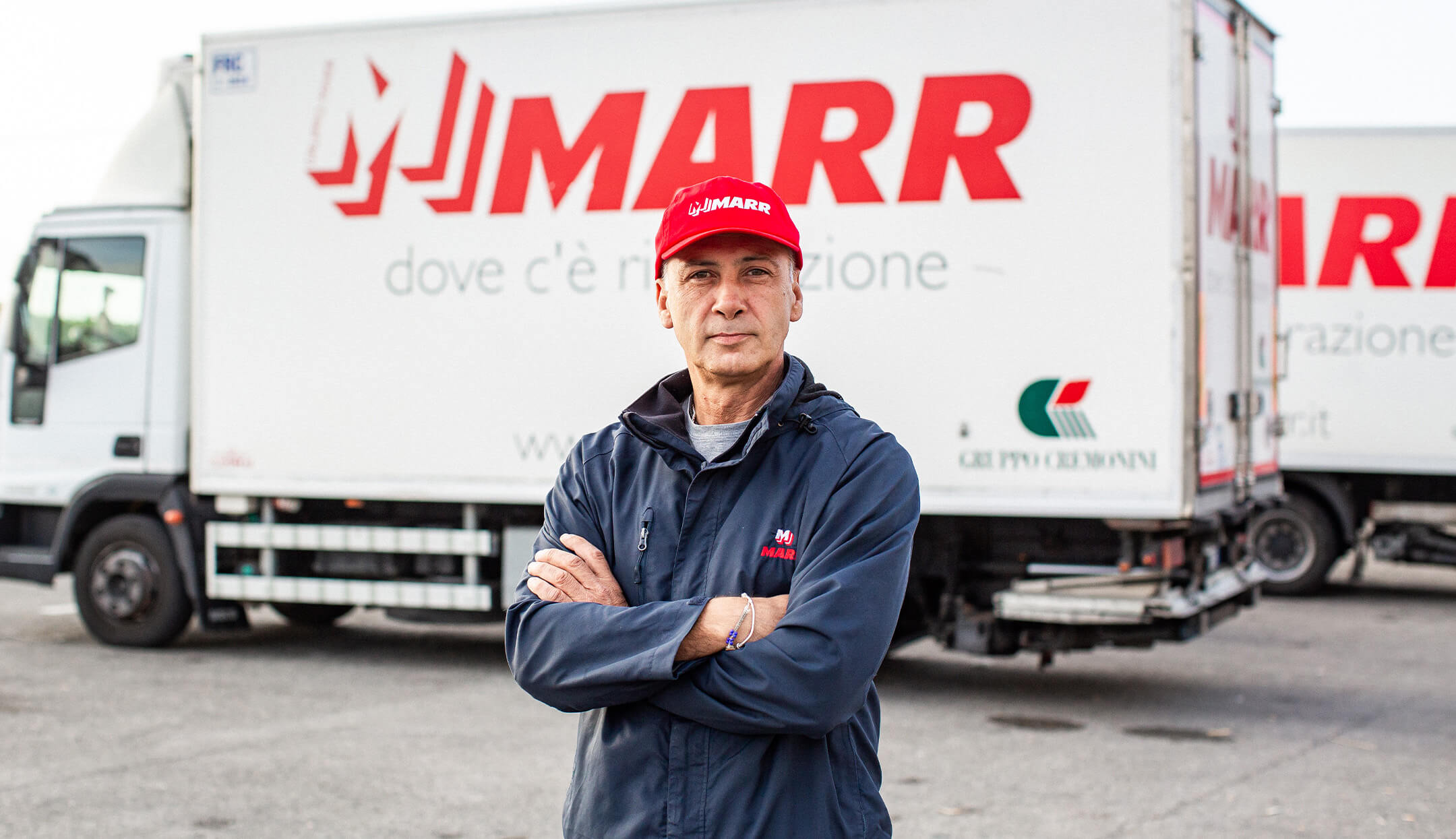 operaio MARR davanti ad un camion brandizzato