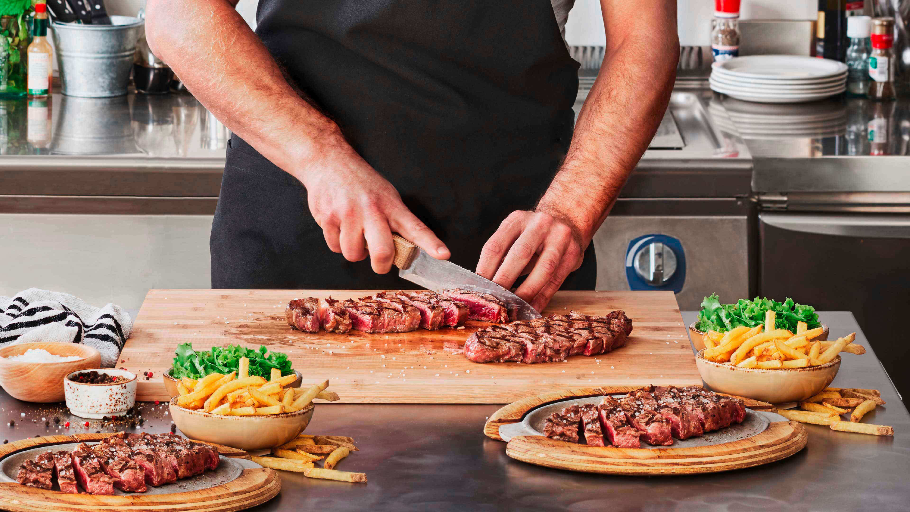 Chef che taglia un filetto di manzo