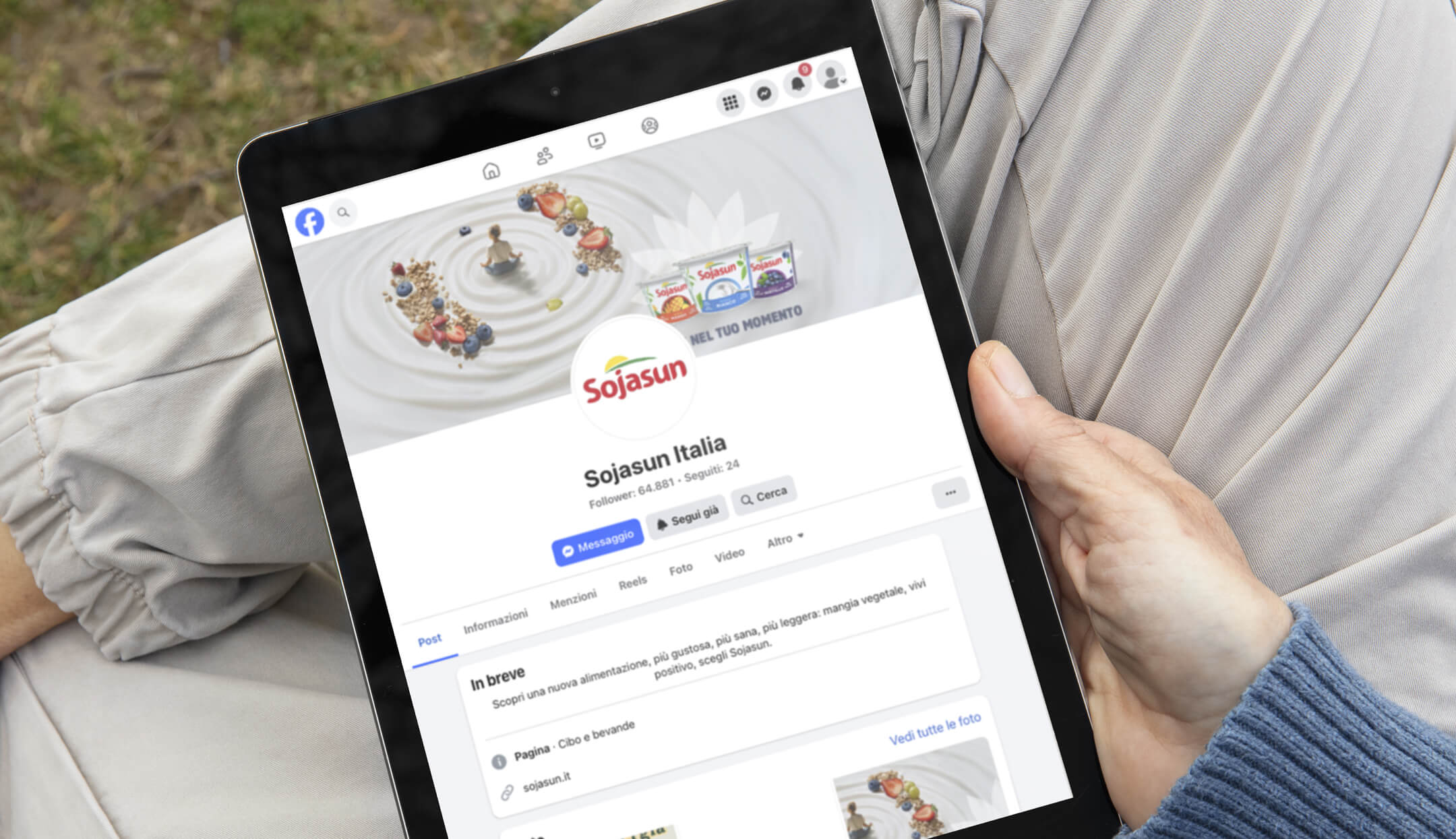 tablet in cui si visualizza un post social Facebook di Sojasun